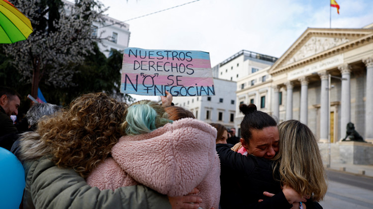 西班牙眾院通過法案 滿16歲可自由決定性別