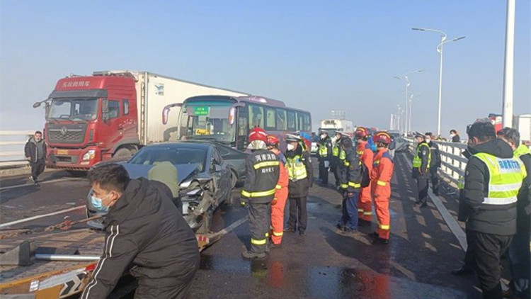 鄭新黃河大橋發生多車相撞事故 涉及車輛200多輛