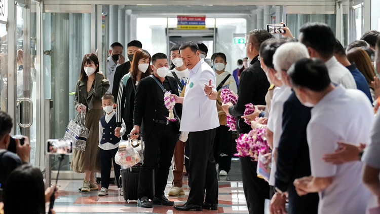 追蹤報道｜首批中國遊客抵達曼谷 泰國副總理接機
