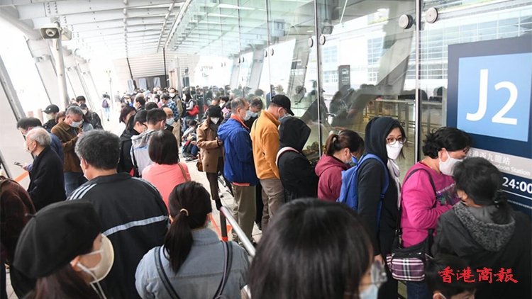 逾百人西九龍站外等候購高鐵車票