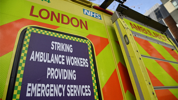 英國約2.5萬名救護車工作人員舉行罷工