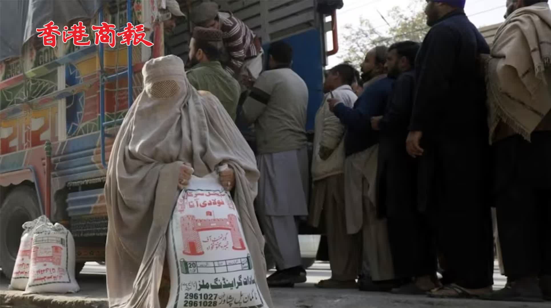 有片丨巴基斯坦面臨糧食危機 市民街上爭購麵粉