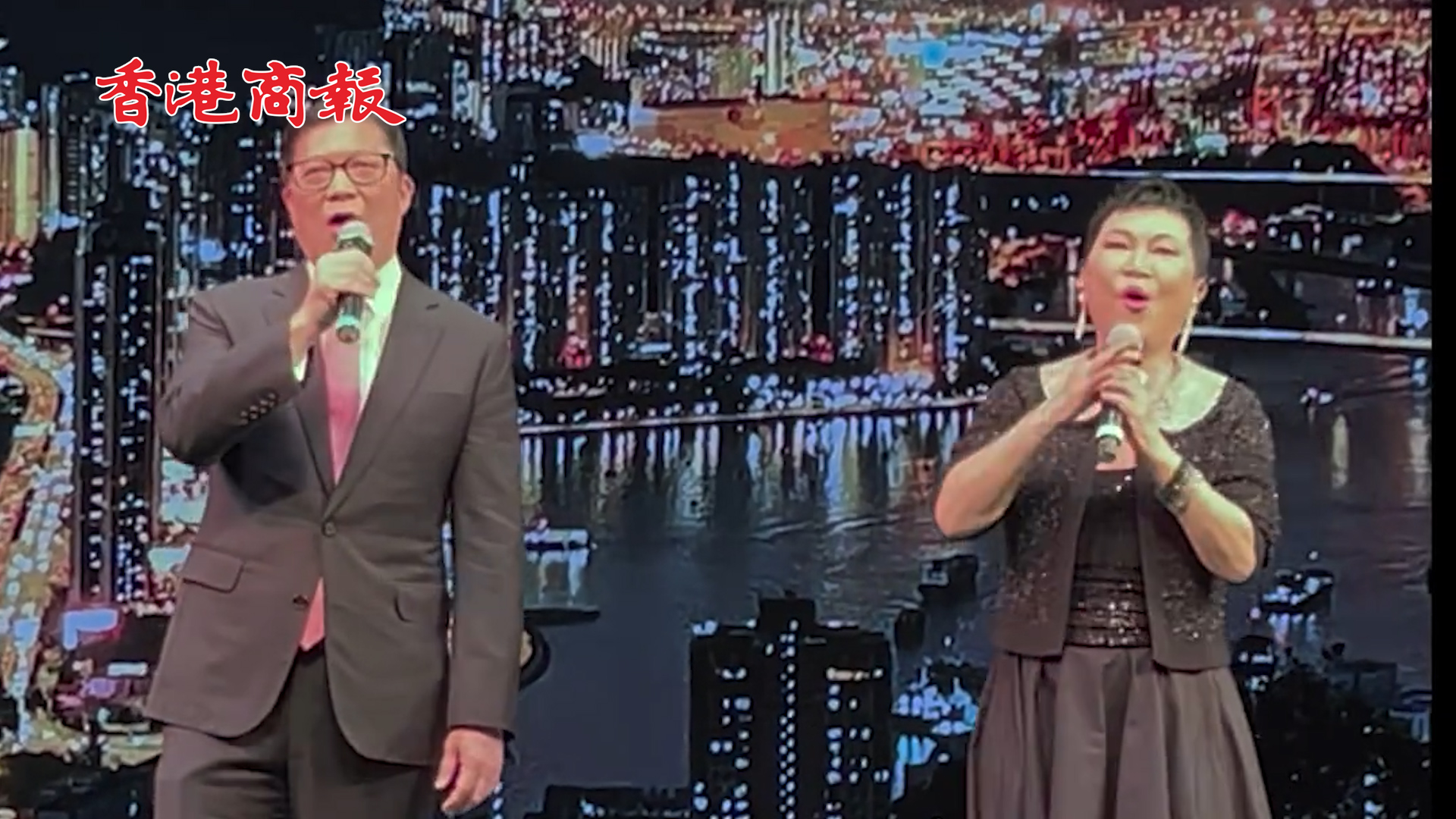 有片丨傳承香港文化 鄧炳強與陳潔靈合唱《獅子山下》