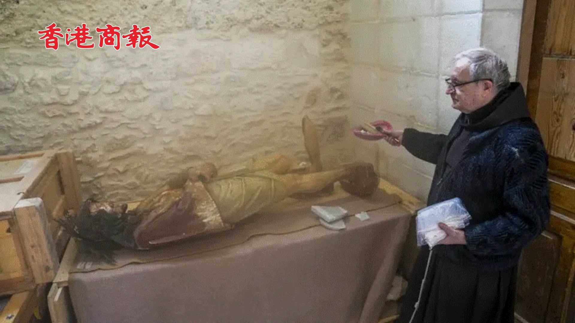 有片丨美國遊客在耶路撒冷因持錘子拆毀耶穌雕像被捕