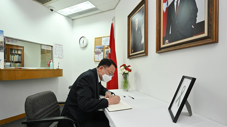 陳國基到土耳其總領事館簽吊唁冊 向地震遇難者表示哀悼