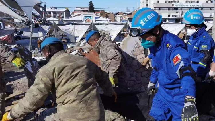 土耳其地震一對母子被困103小時後獲救