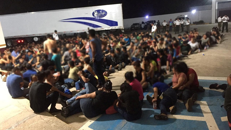 墨西哥一遭遺棄偷渡貨車內被發現藏有103名未成年人