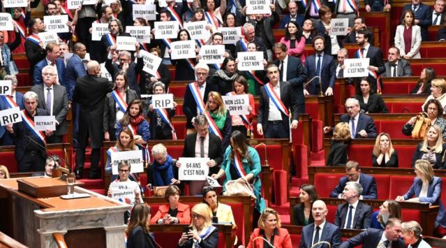 法國議會否決對政府不信任動議 通過退休制度改革法案