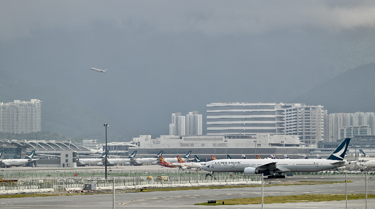 新加坡航空貨機疑因機艙起火 緊急降落香港機場