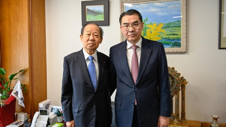 駐日本大使吳江浩到任拜會日本自民黨前幹事長二階俊博