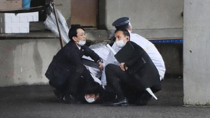 日本警方：朝首相投擲爆炸物的嫌犯還帶了水果刀