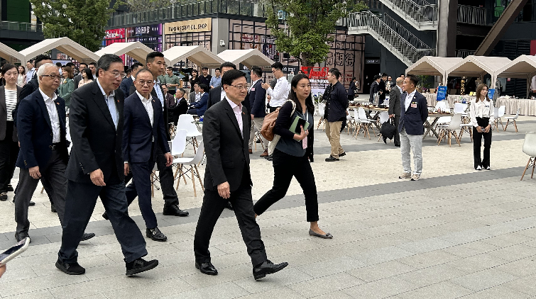 李家超：港深是兄弟城市 政府對引入「雲巴」持開放態度