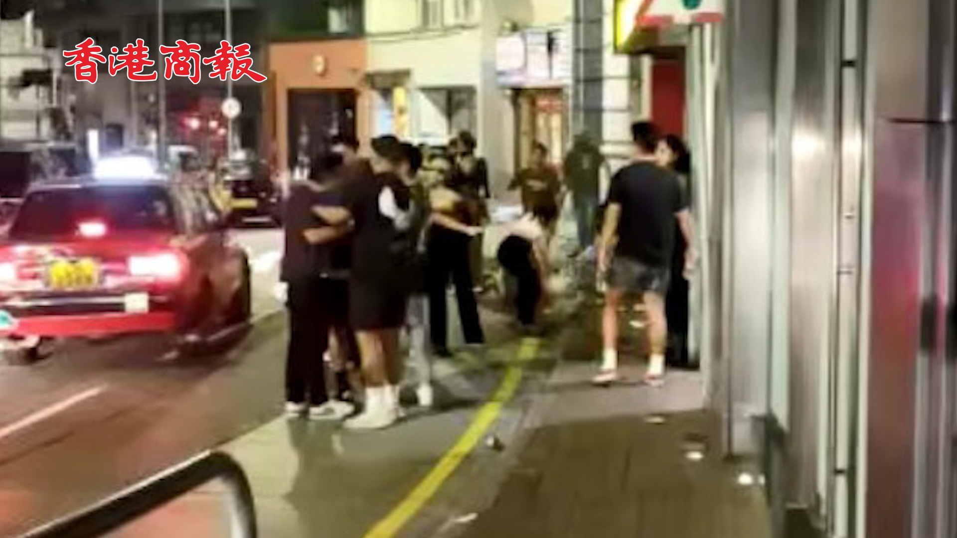 有片丨香港中環20人街頭大混戰 互揮拳擲雜物 3人受傷