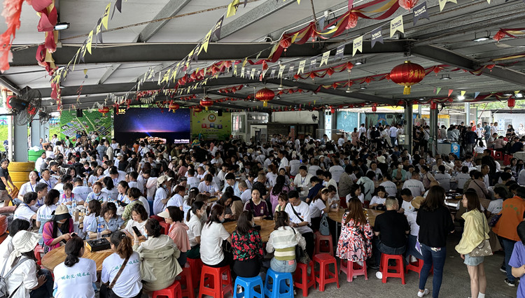 有片丨2000人超級旅行團沙頭角吃盆菜 讚香港服務有改善