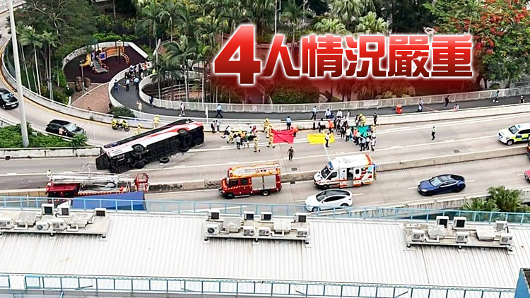 荃灣德士古道旅巴翻側釀22傷  受傷乘客爬出車廂自救