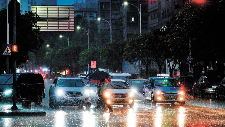 今日凌晨深圳迎暴雨局部大暴雨 最大1小時和最大雨量破歷史記錄