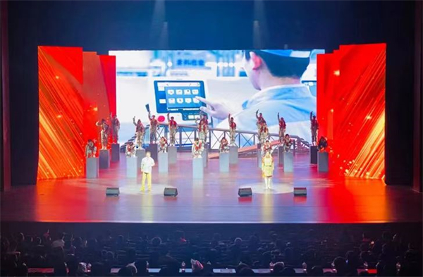 大型原創情景歌舞史詩《奮鬥者之歌》在大慶歌劇院震撼上演