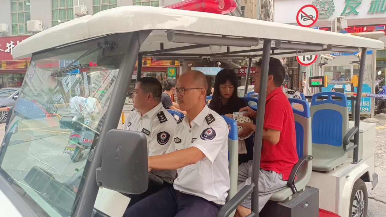 路遇嬰兒發高燒 執勤車秒變「救護車」