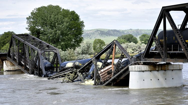 美國蒙大拿州一火車脫軌 石油燃料洩漏至河中
