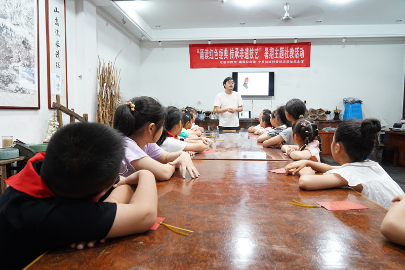 誦讀紅色經典傳承非遺技藝  皖屯溪區暑期社教別開生面