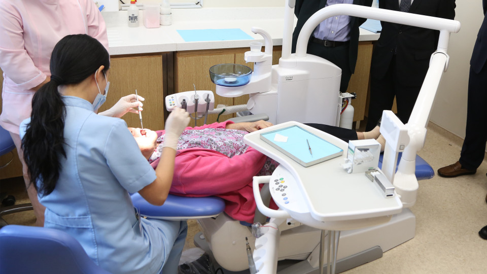 醫衞局：暫不規定牙科生須服務公營一定年期