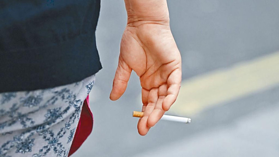 盧寵茂：本港有近60萬煙民 禁止邊行邊吸煙執法有難度