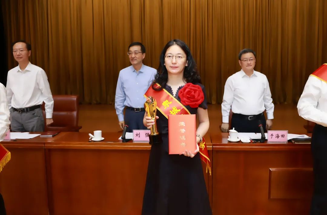 齊魯製藥集團總裁李燕榮獲「泉城功勛企業家」榮譽稱號