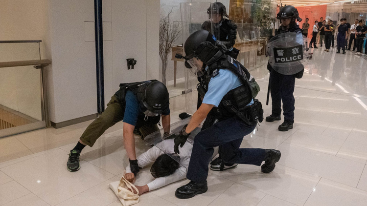 警方在荃灣一個商場舉行演習 模擬處理持刀傷人