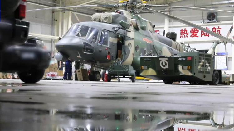 4架陸航直升機凌晨赴北京門頭溝地區 開展空投救援任務