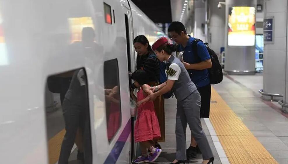 暑運過半 中國鐵路發送旅客逾4億人次