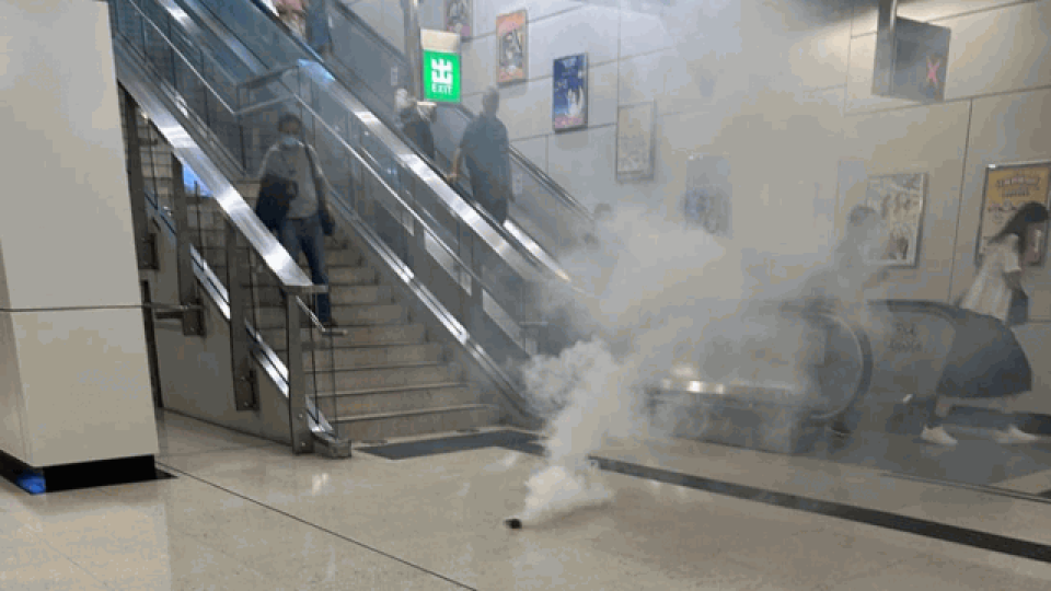 港鐵美孚站乘客「尿袋」疑短路 乘客掩鼻離開
