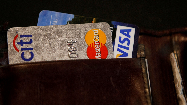 美國人信用卡債務首次突破1萬億美元