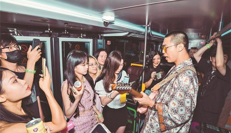 城市浪漫夜遊 文旅消費新品 深圳首趟「電音巴士」上線