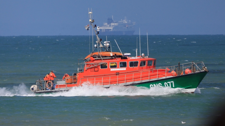 一艘移民船在英吉利海峽失事已致6人死亡