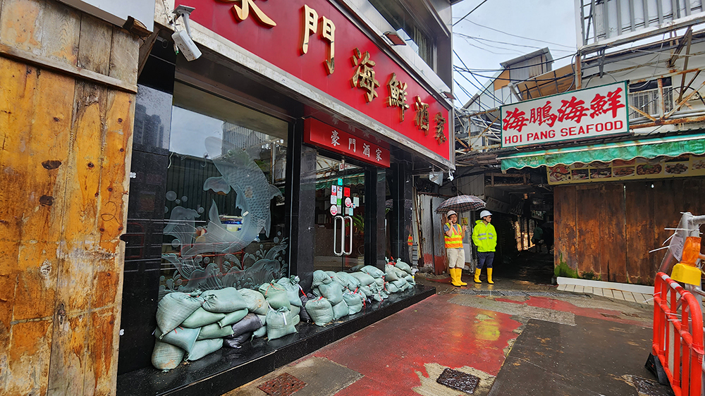 颱風蘇拉｜鯉魚門午後狂風大雨 海鮮街商戶嚴防水浸 