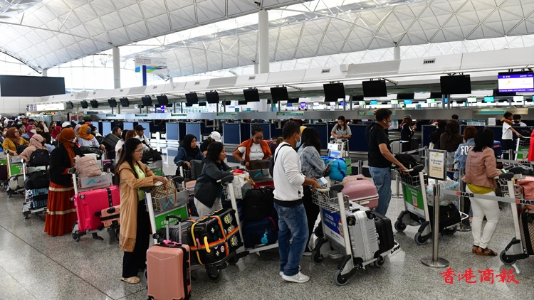 颱風蘇拉｜機場逾300班航班需取消 旅客指航司指示不清晰