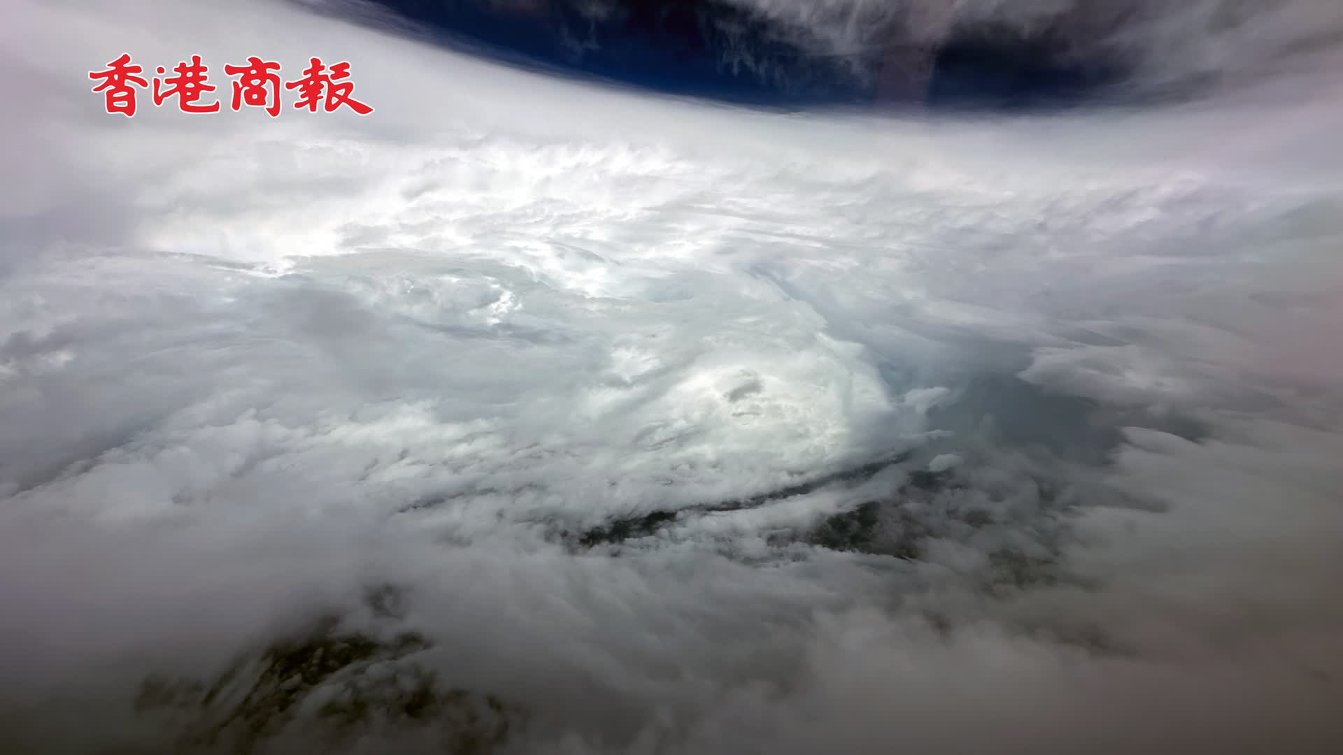 有片 | 「追風」行動！！港府飛行服務隊出動定翼機 直擊超強颱風「蘇拉」風眼