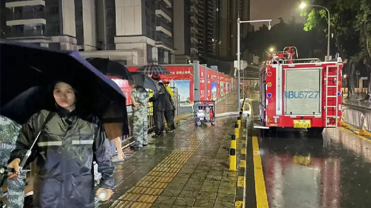 深圳暴雨紅色預警信號仍在生效中！建議市民群眾減少不必要外出
