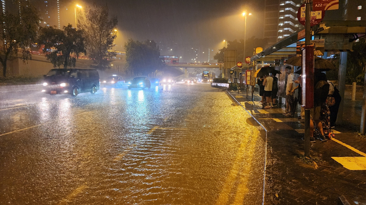 「世紀暴雨」襲擊香港  已致75人受傷