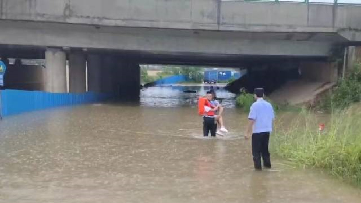 有片∣母親駕車送小孩上學途中被積水困於橋底  惠陽公安成功救援