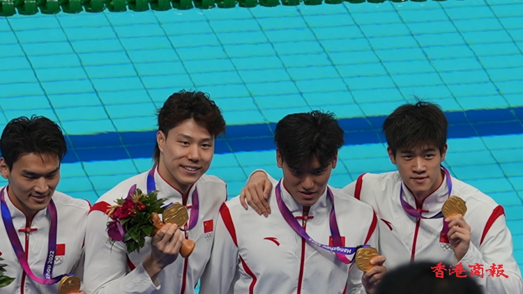 【亞運奪冠】絕對實力！中國游泳男團刷新亞洲紀錄摘混合泳接力金牌