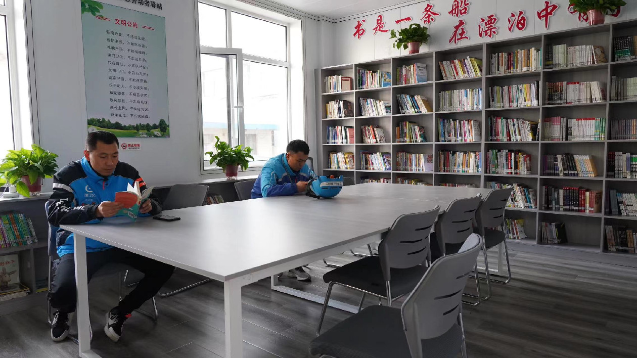甘肅平涼首家免費對外圖書館開館 市民實現24小時「自助」閱讀