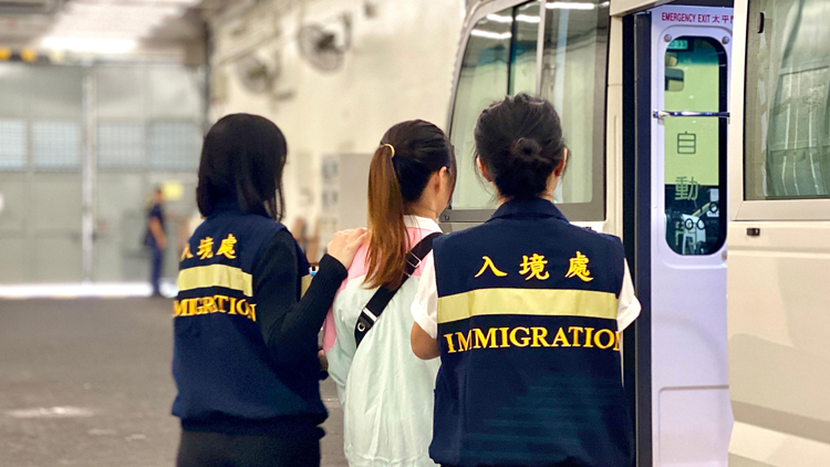 入境處將23名越南籍非法入境者遣返越南