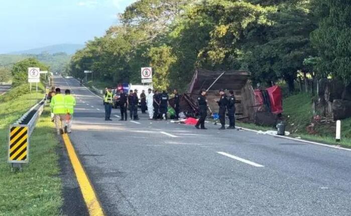 墨西哥南部交通事故致10人死亡
