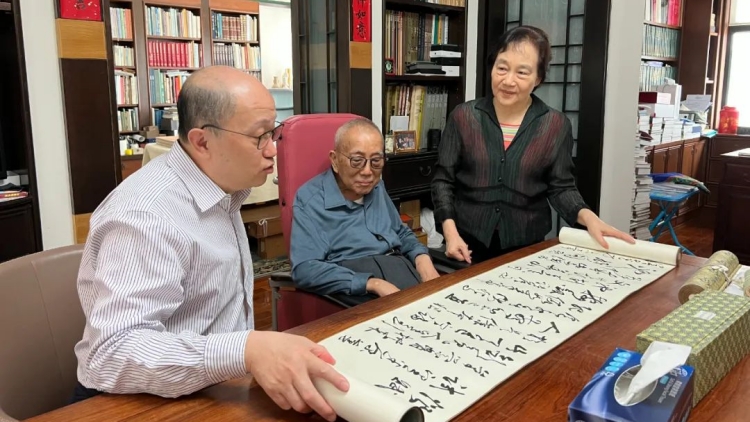 鄭雁雄看望黃君實 聽取黃老對繁榮香港文藝事業見解