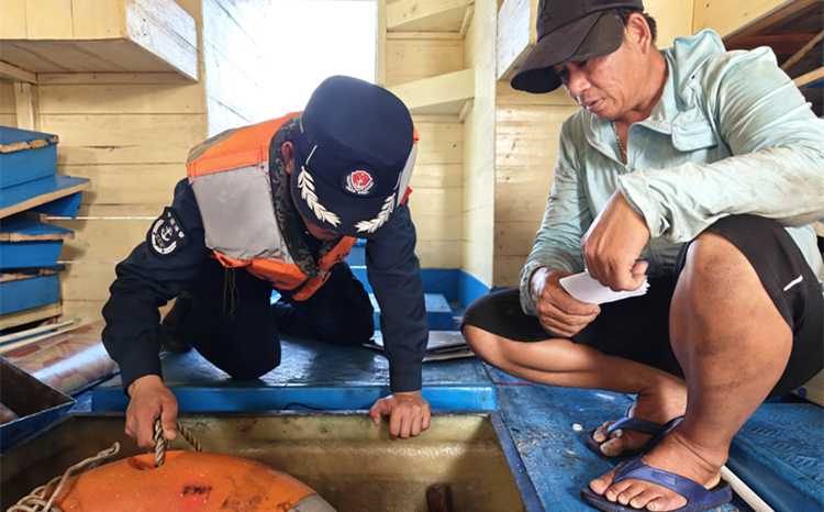 深圳海警協助漁船民做好防颱風各項工作