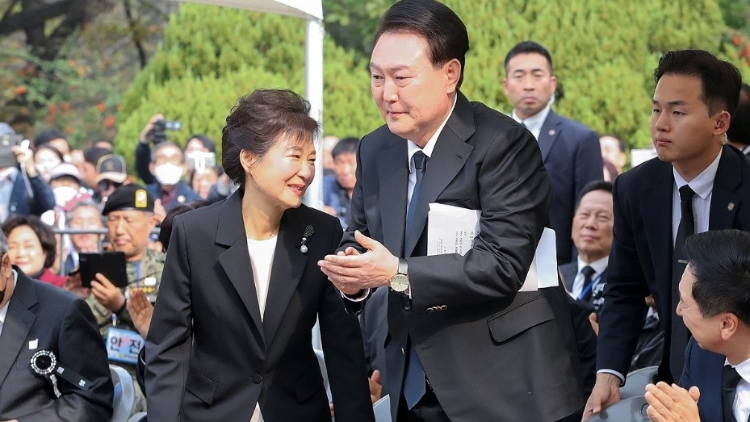 尹錫悅與朴槿惠出席韓前總統朴正熙悼念儀式，韓媒：在任總統出席系首次