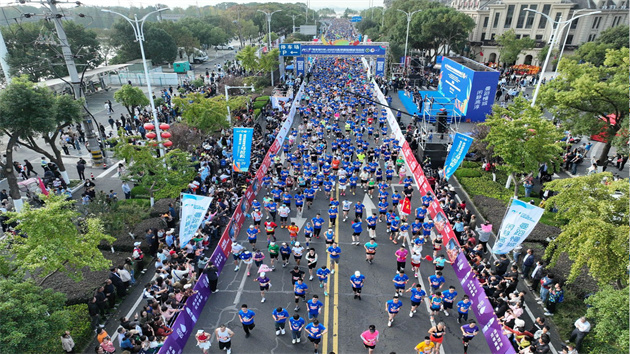 12000名國際跑者齊聚高淳「螃蟹馬拉松」
