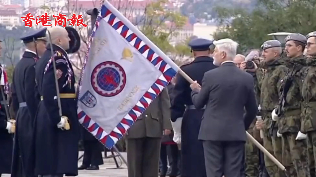 有片丨捷克總統交接戰旗時 失手打掉士兵軍帽