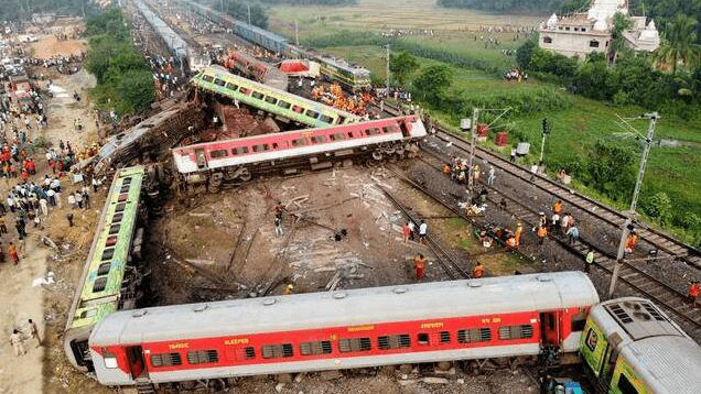 追蹤報道 | 印度安得拉邦列車脫軌事故已致14人死亡